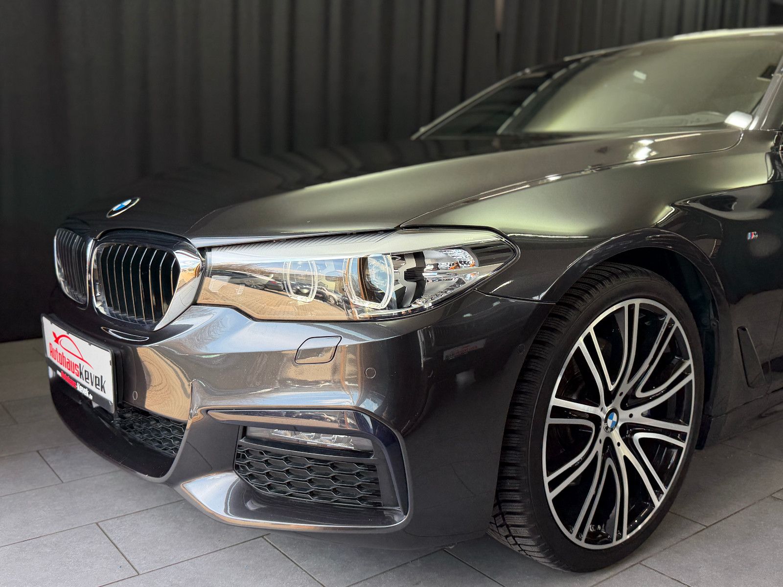 Fahrzeugabbildung BMW BMW 530i Lim xDrive M SPORT|HEAD-UP|360"|NAVI|