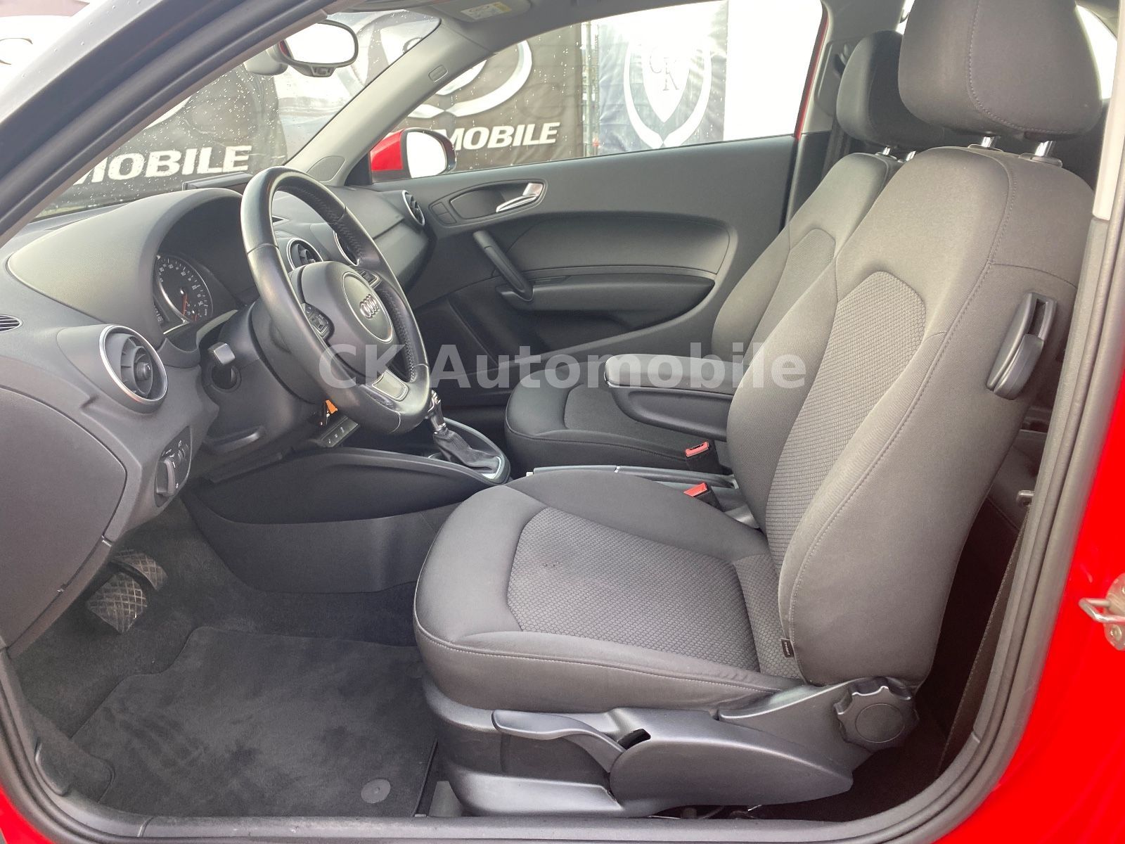 Fahrzeugabbildung Audi A1 Attraction 1.6 TDI DSG/Klima/Bi-Xenon/SHZ/PDC