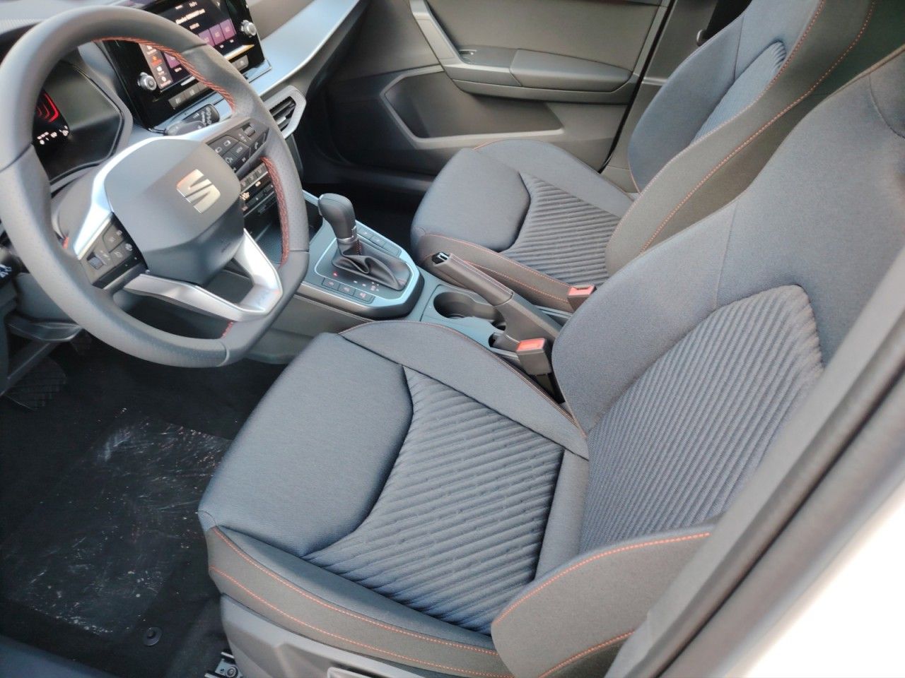Fahrzeugabbildung SEAT Arona FR TSI DSG Black Edition AHK