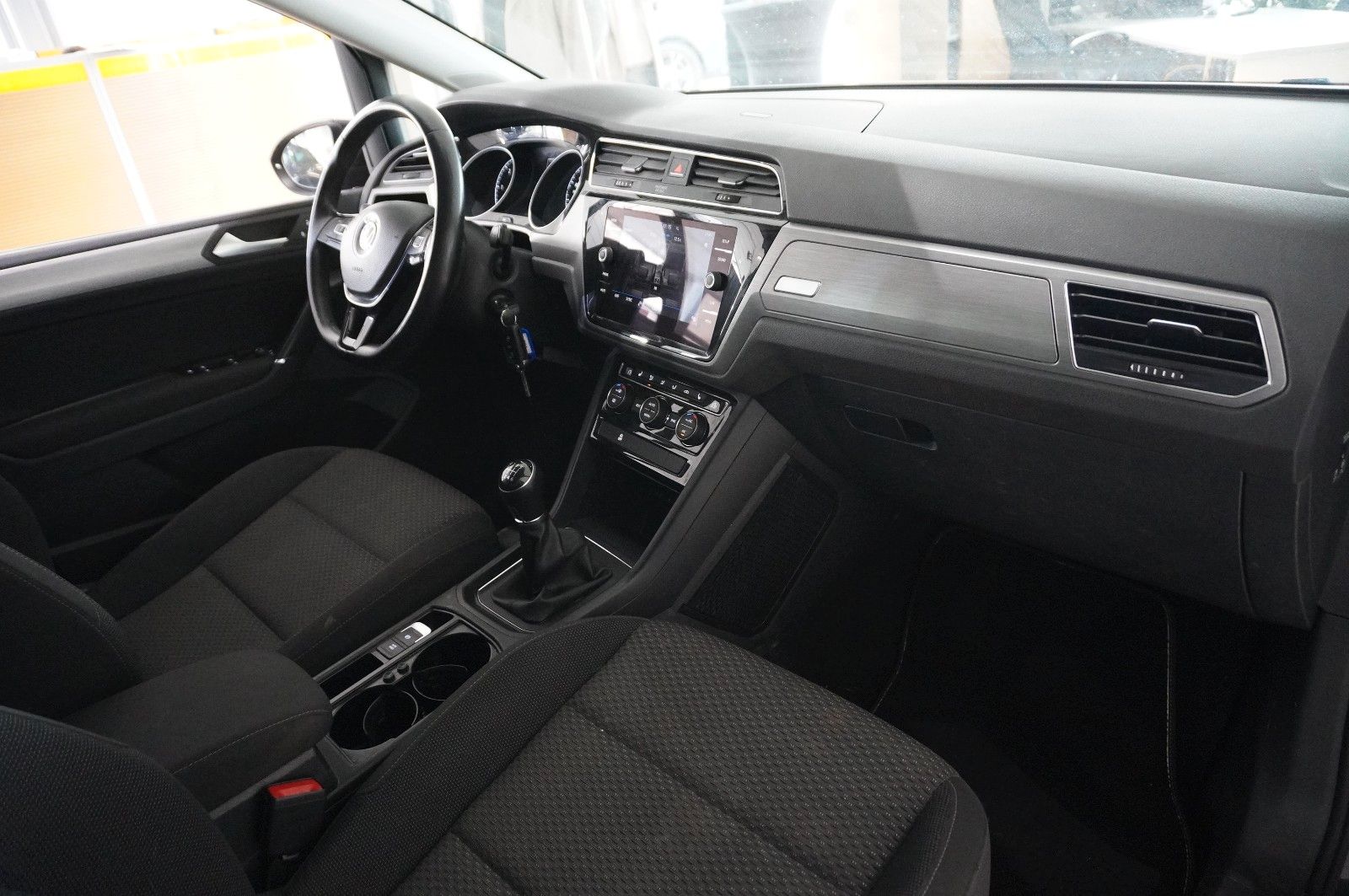 Fahrzeugabbildung Volkswagen Touran 1.6 TDI COMFORTLINE 7-SITZER ACC/SHZ/AHK
