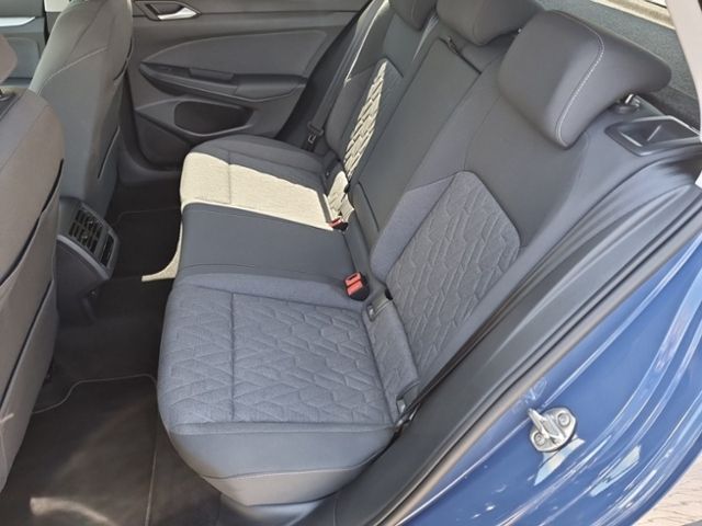 Fahrzeugabbildung Volkswagen Golf 1,5 TSI LIFE PANO SHZ TRAVEL-ASSIST LED DAB