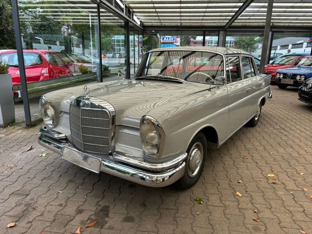 Mercedes-Benz 220 SE Heckflosse !!! Restauriertes Fahrzeug !!!