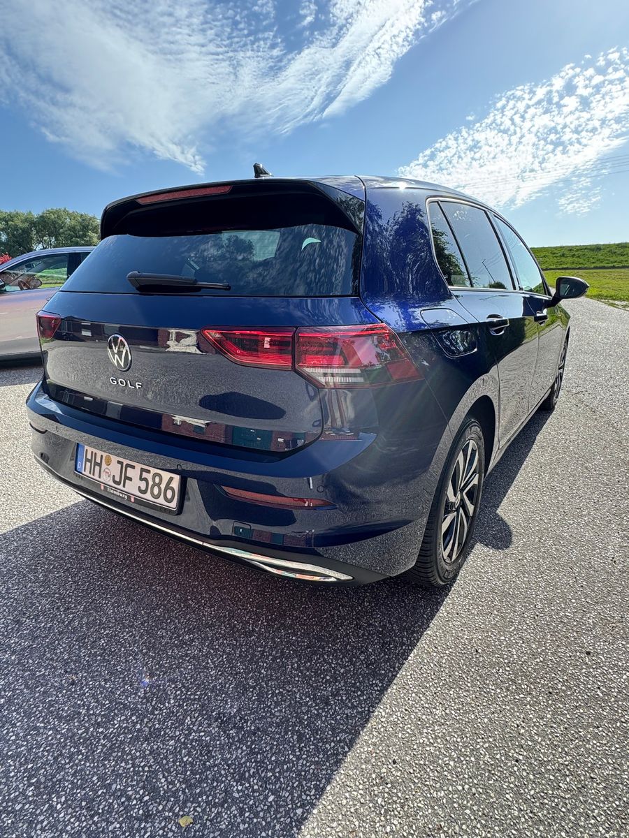 Fahrzeugabbildung Volkswagen Golf VIII Lim. Active mit Neuwagengarantie