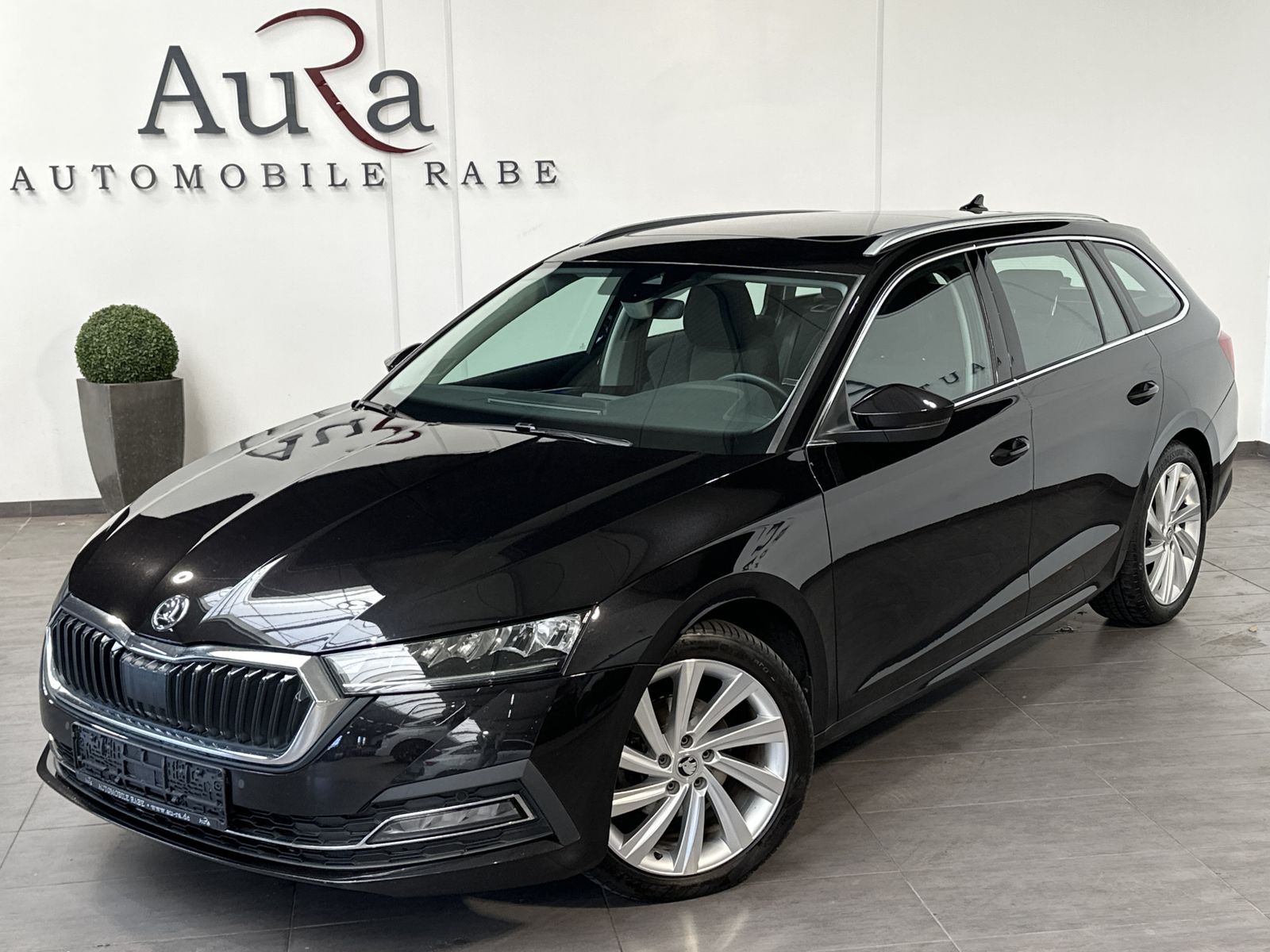 Fahrzeugabbildung SKODA Octavia Combi 2.0 TDI DSG FiEdition NAV+LED+PANO