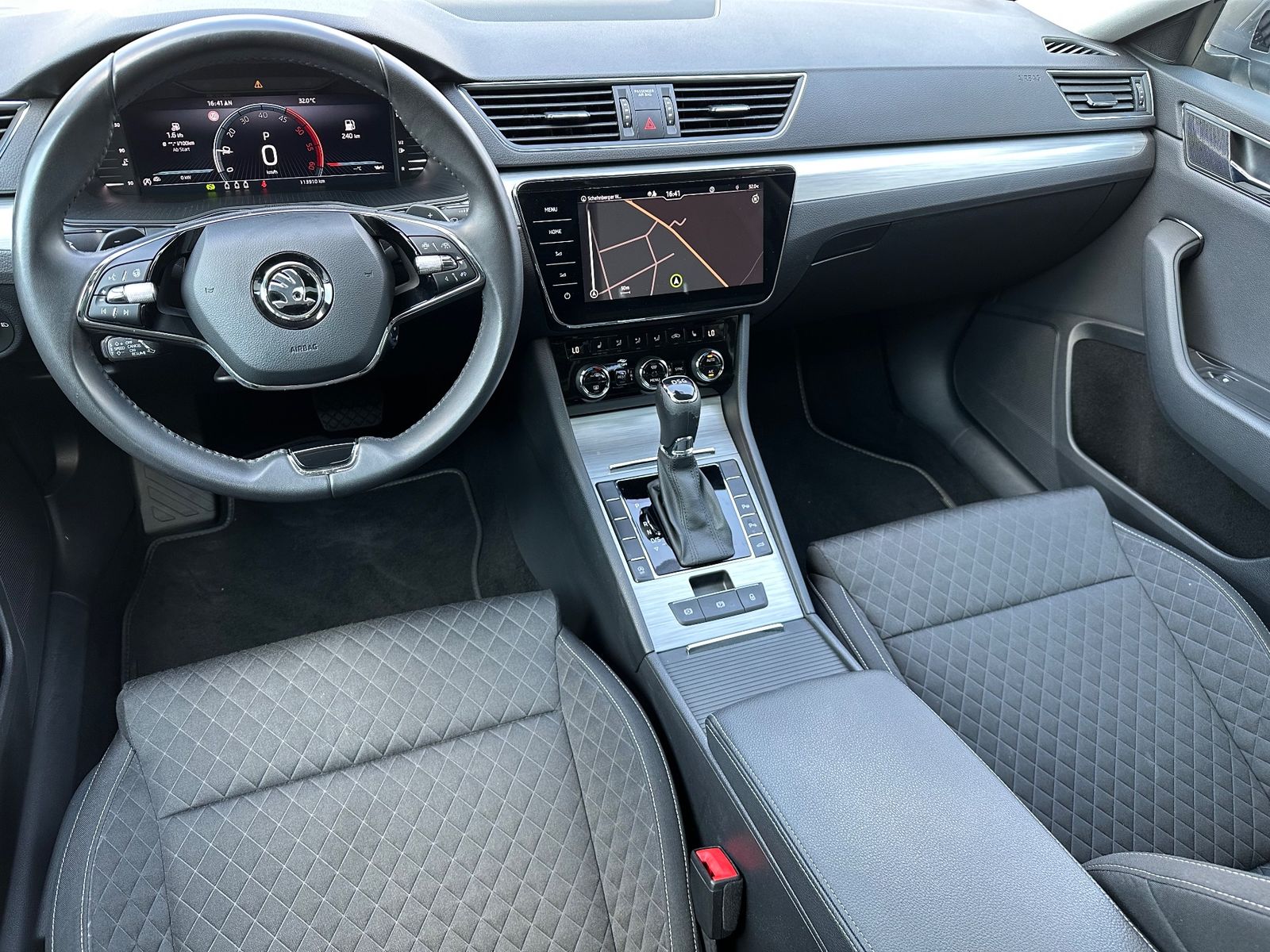 Fahrzeugabbildung SKODA Superb Combi Ambition NAV+LED+ACC+PANORAMA+17ZO