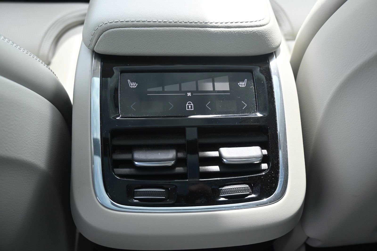 Fahrzeugabbildung Volvo XC60 B5 D Ultimate Dark AWD*B&W*LUFT*360°*STHZG*