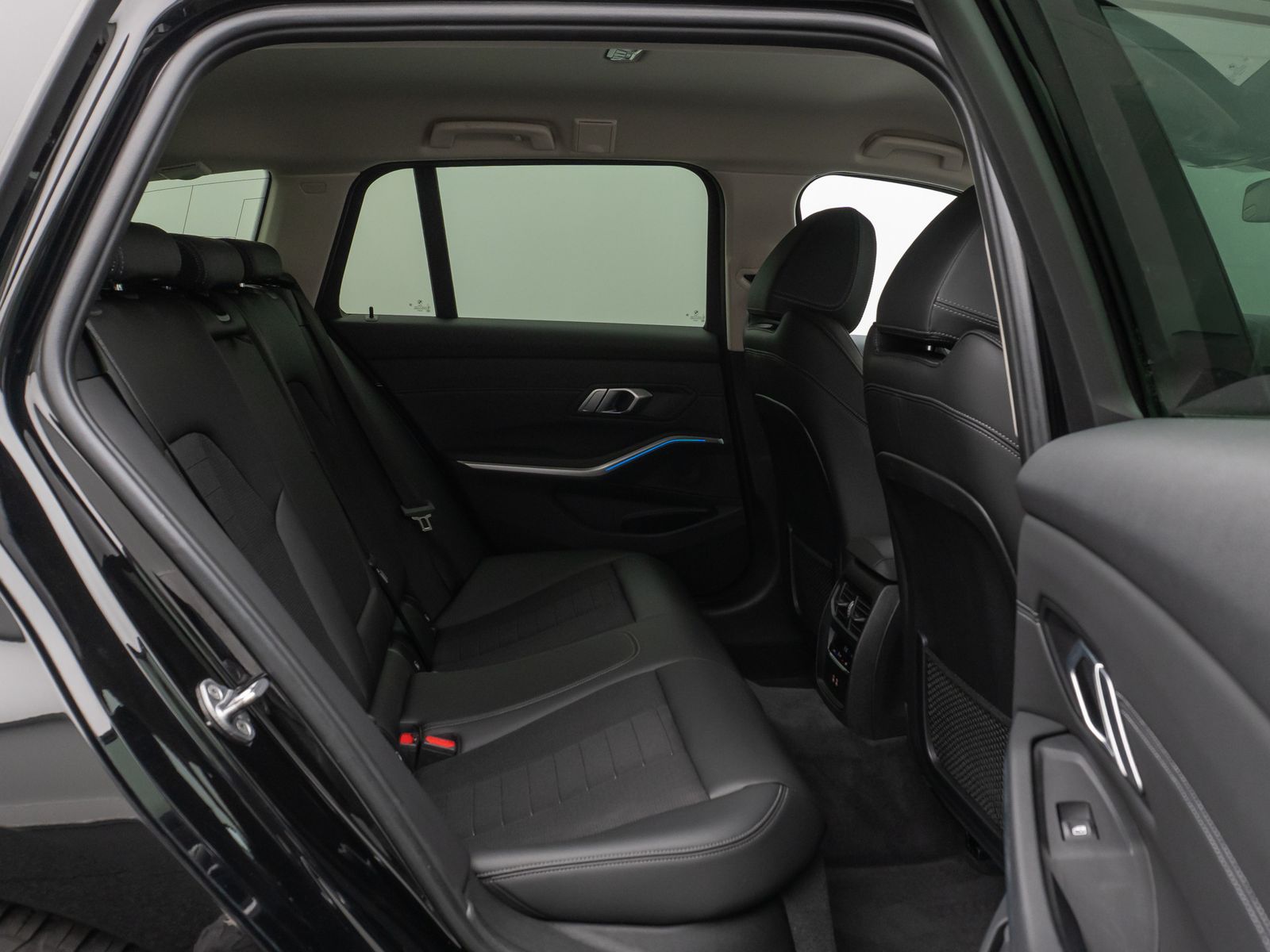 Fahrzeugabbildung BMW 330e Sport Line DAB HiFi WLAN Stop&Go PDC Alarm
