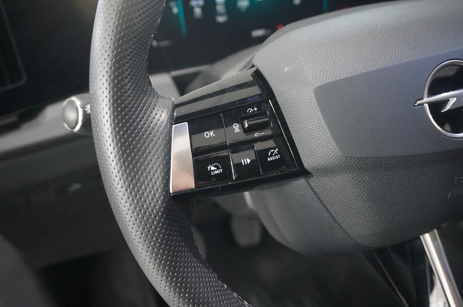 Fahrzeugabbildung Opel Astra L ST 1.2T GS SPORT NAVI/LED/360°/PANO/HUD