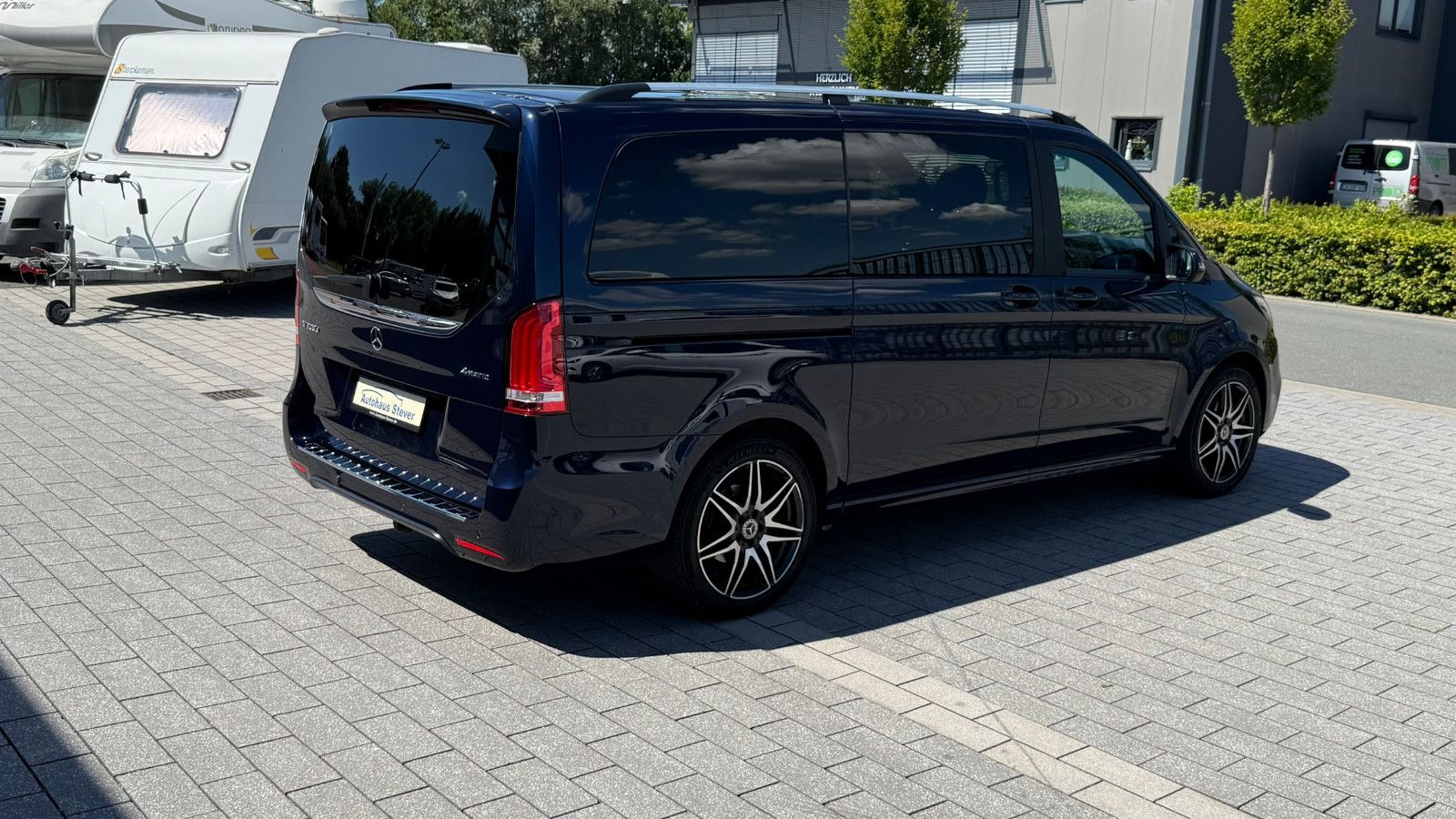 Fahrzeugabbildung Mercedes-Benz V 300d EDITION 4MATIC lang PANO AMG AHK 7-Sitzer