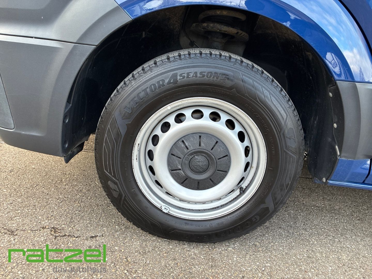 Fahrzeugabbildung Volkswagen Crafter Kasten 35 2.0 TDI L2H1 ML Navi AHK Stand