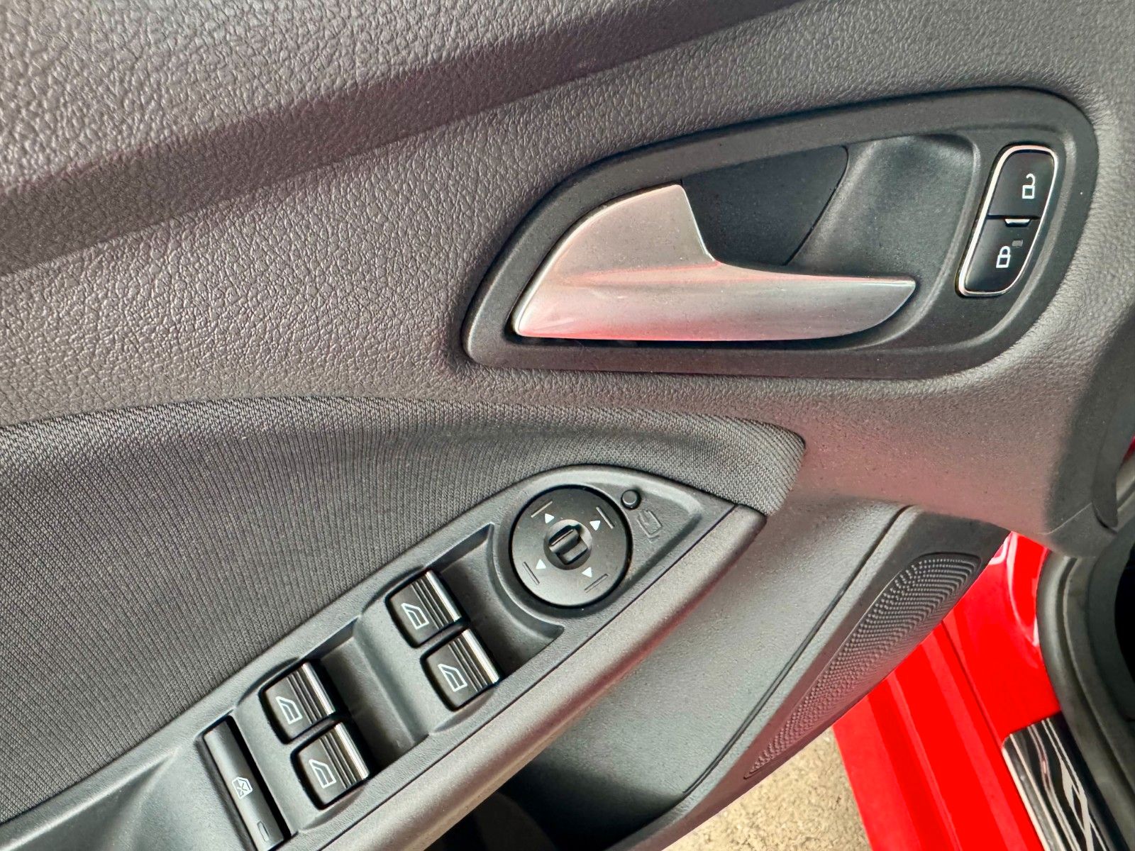Fahrzeugabbildung Ford Focus Lim. Sport Navi/Bluetooth/Kamera/37 Tkm