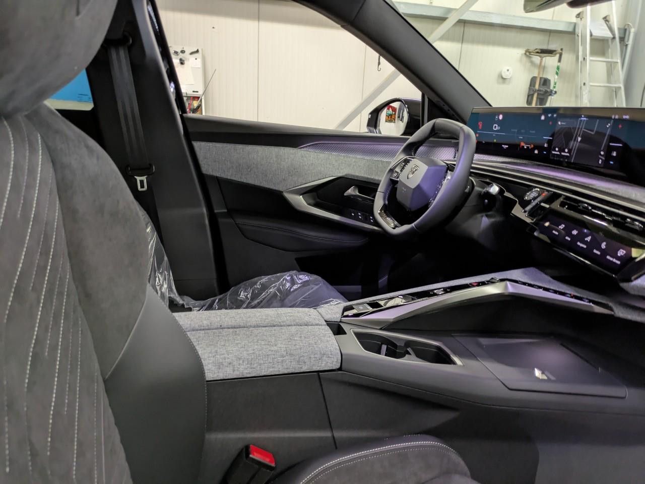 Fahrzeugabbildung Peugeot 3008 GT MildHybrid e-DSC+Navi+VollLED