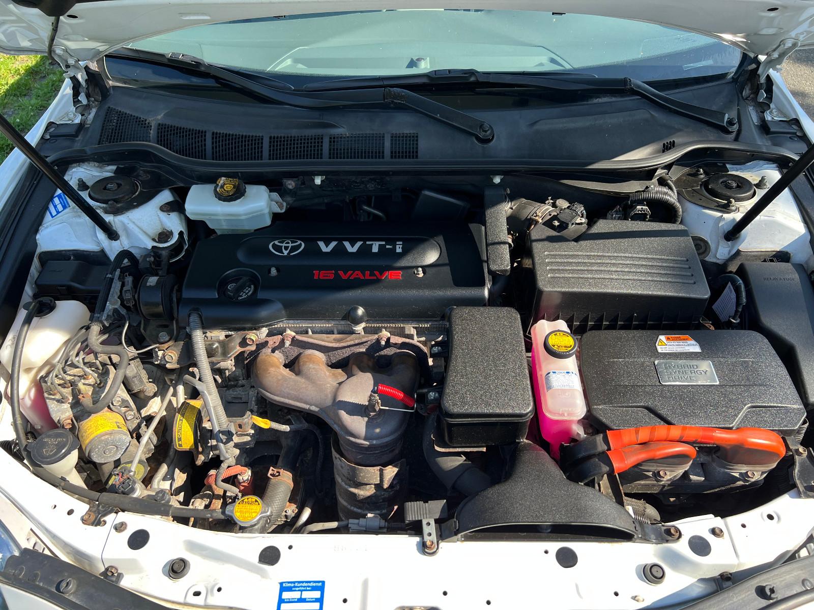 Toyota Camry 2,4L Hybrid Limousine weiß AHK PDC JBL