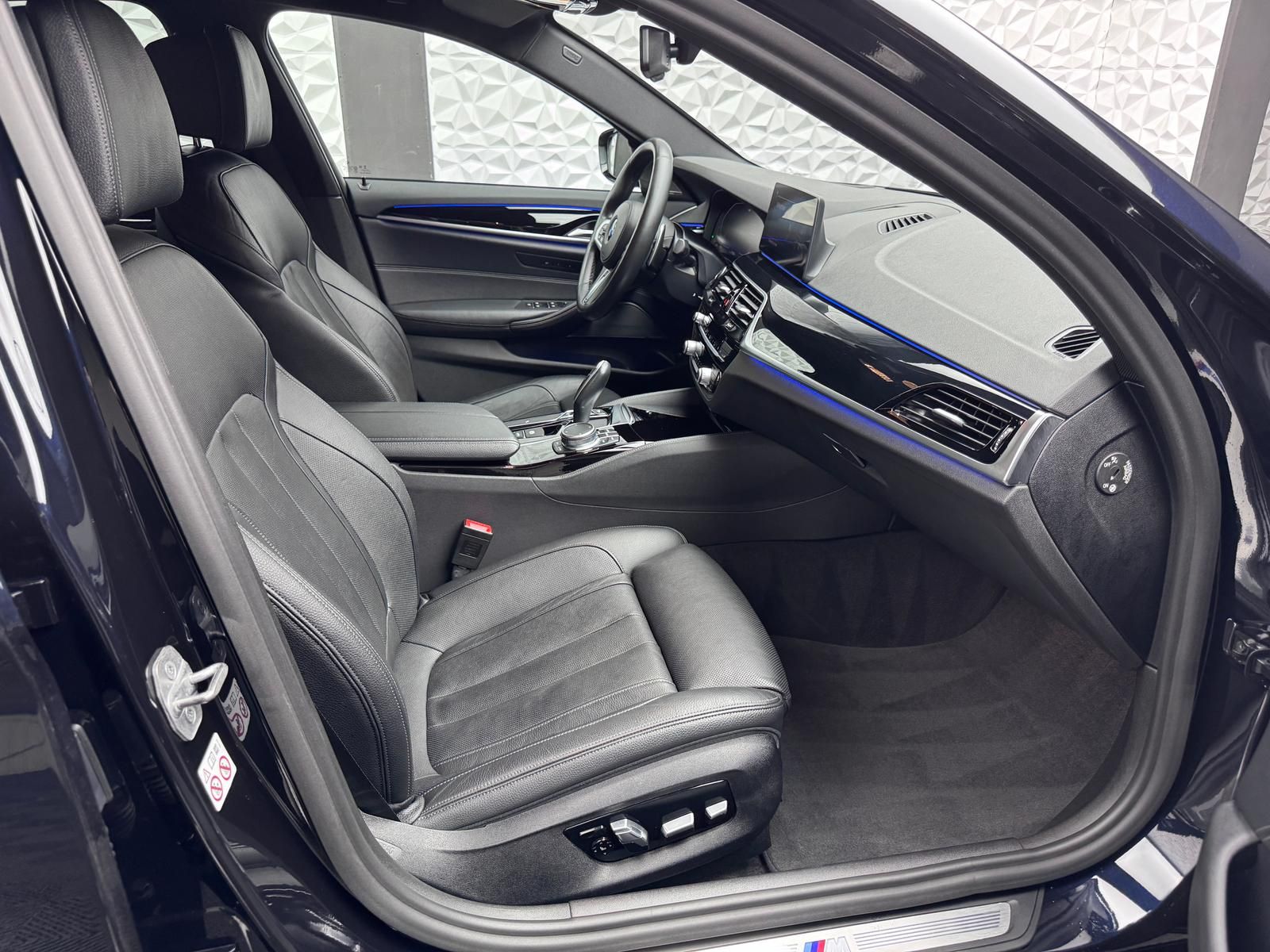 Fahrzeugabbildung BMW 530d M-PAKET*ACC*H&K*KEYLESS*HUD*R-CAM*DAB*LIVE