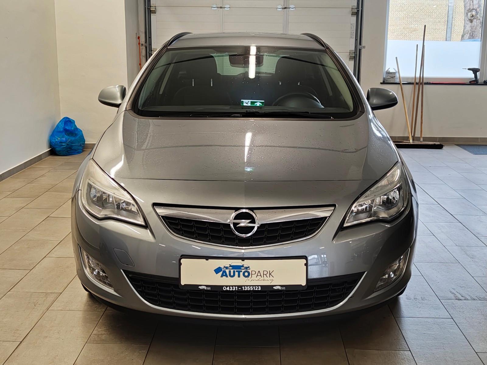 Opel Astra 2011 — rear view