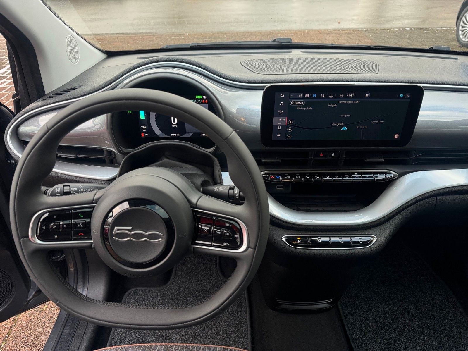 Fahrzeugabbildung Fiat 500e ICON NAVI KAMERA SITZHEIZUNG CARPLAY GLASDA