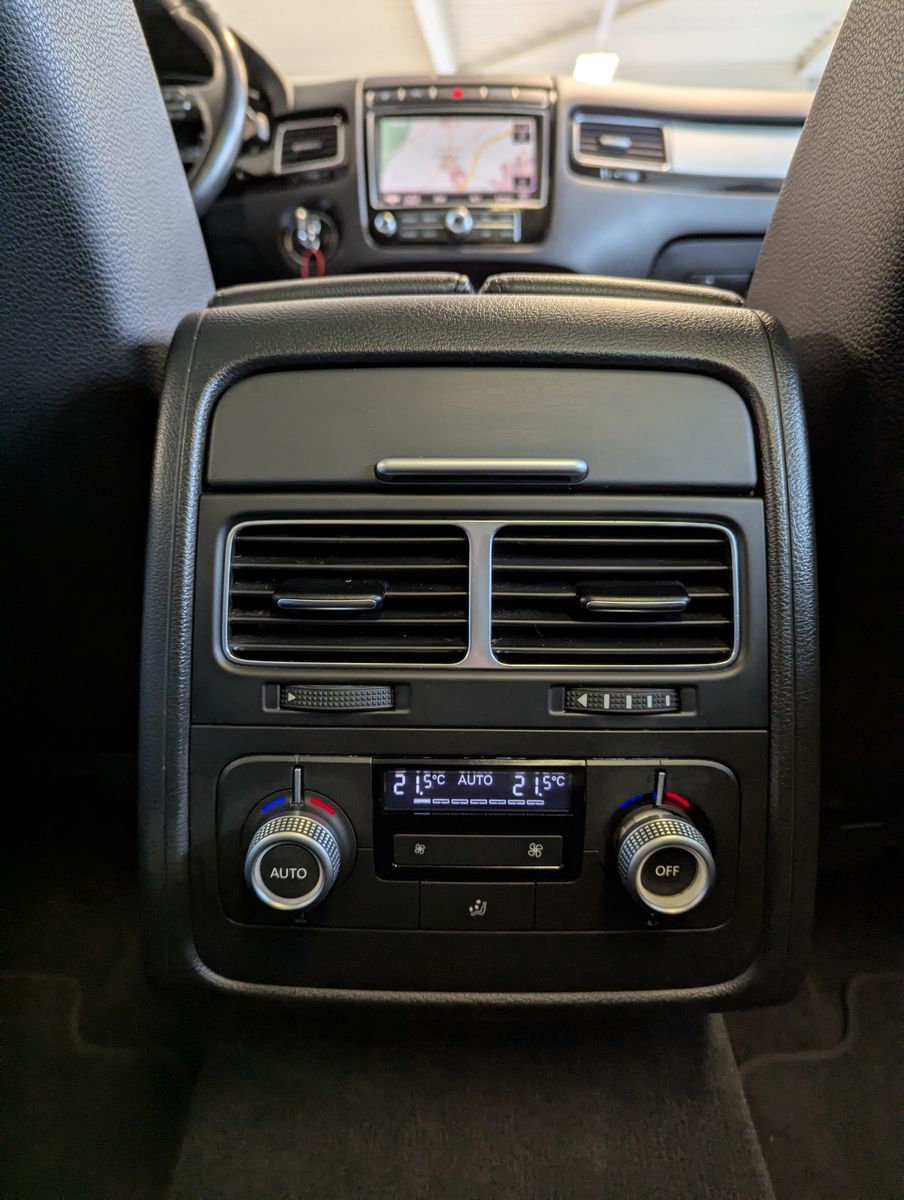 VW Touareg V6 TDI Terrain 4M StHz. Luft Pano AHK - Image 24