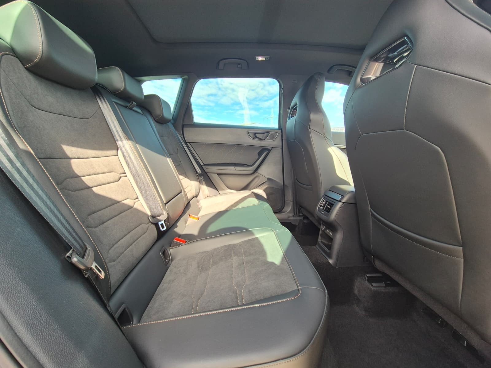 Fahrzeugabbildung CUPRA Ateca 1.5 TSI DSG PANO*DINAMICA*ACC*KAM*AHK*19"