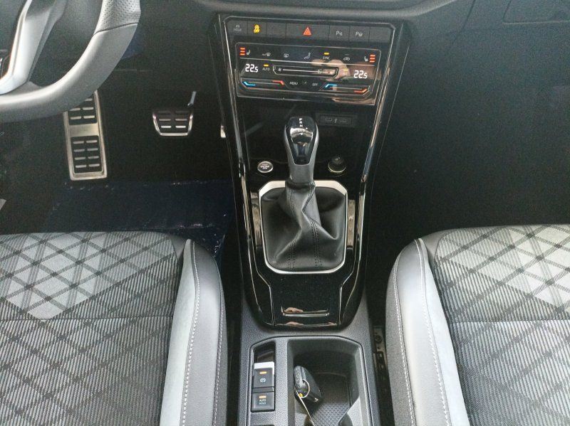 Fahrzeugabbildung Volkswagen T-Roc 1.5 TSI DSG R-Line Black Style