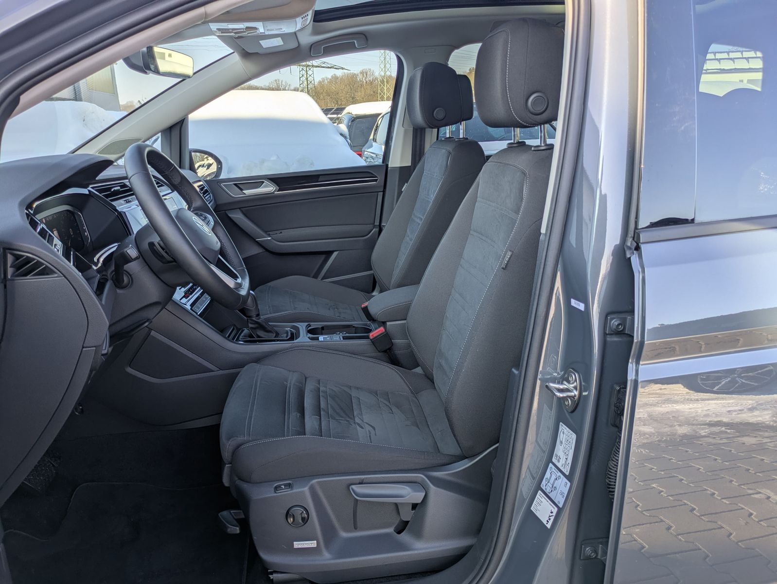 Fahrzeugabbildung Volkswagen Touran 2.0 DSG R-Line High BLACK Pano 7Si IQ AHK