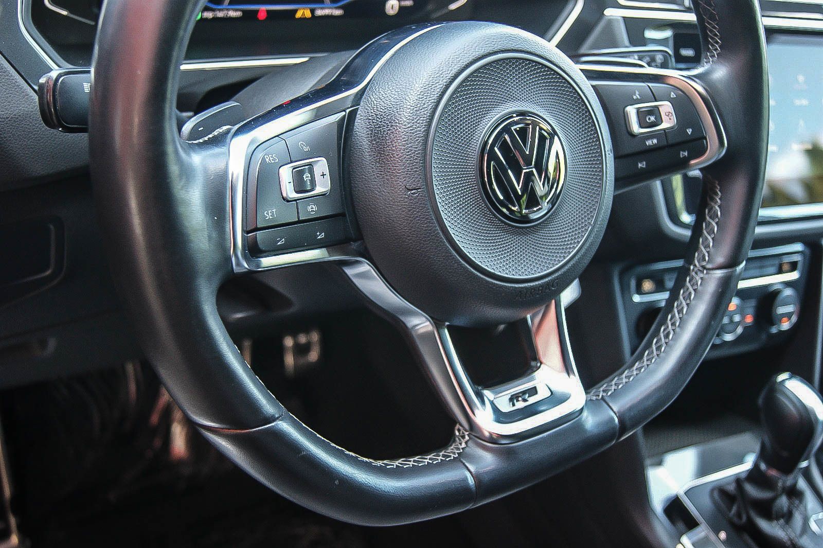 Fahrzeugabbildung Volkswagen Tiguan 20TDI 4Motion R-LINE BLACK STHZG LED ANHZ