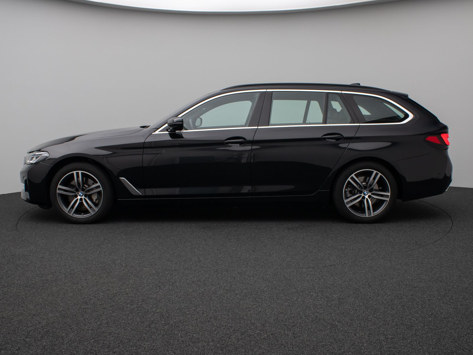 Fahrzeugabbildung BMW 530i xD Panorama Kamera Laser HUD HiFi Komfort