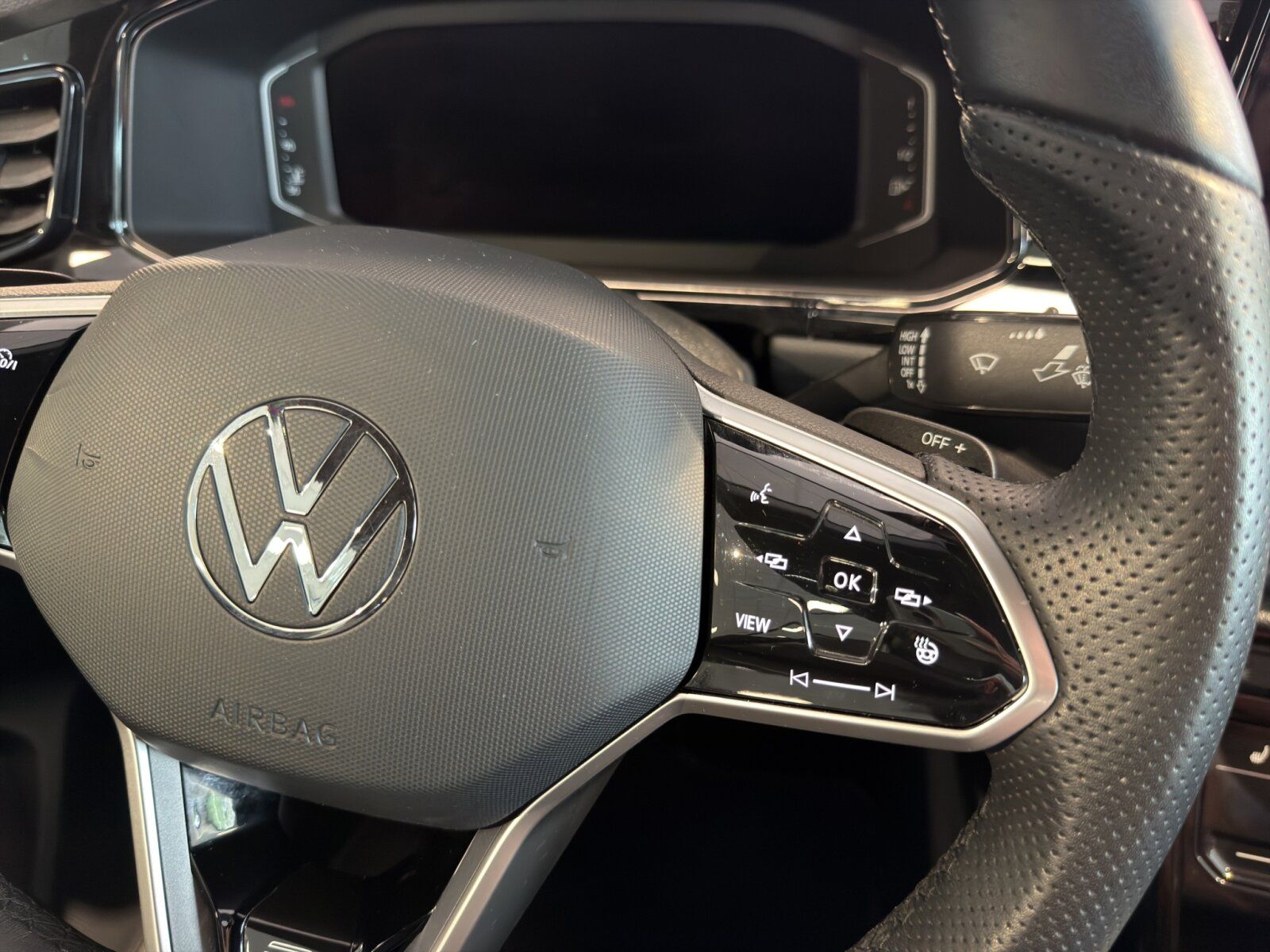 Fahrzeugabbildung Volkswagen T-Roc Cabriolet 1.5 TSI DSG R-Line ACC APP