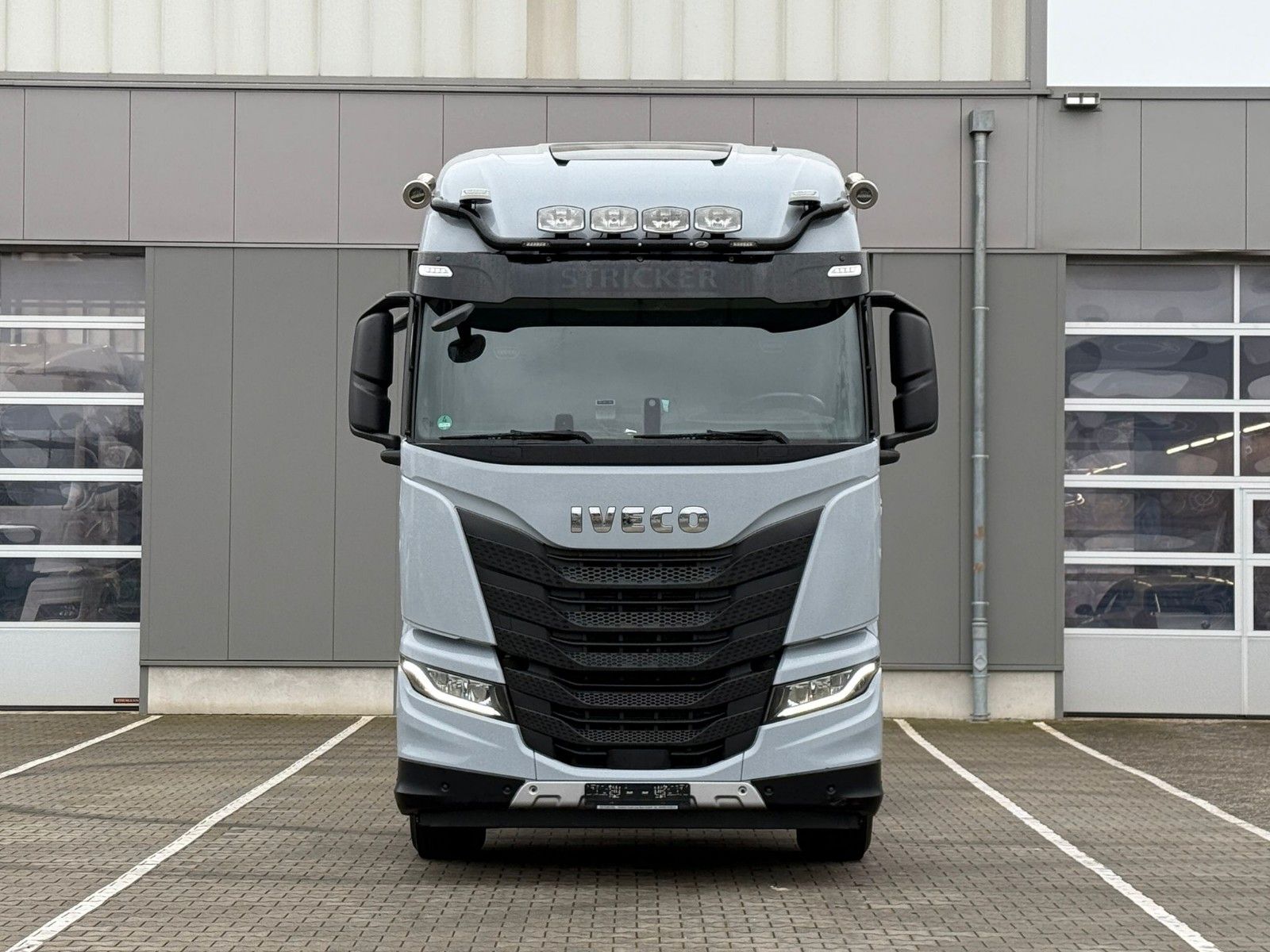 Fahrzeugabbildung Iveco X-WAY 490 2 Kreis-Hydraulik *Miete*