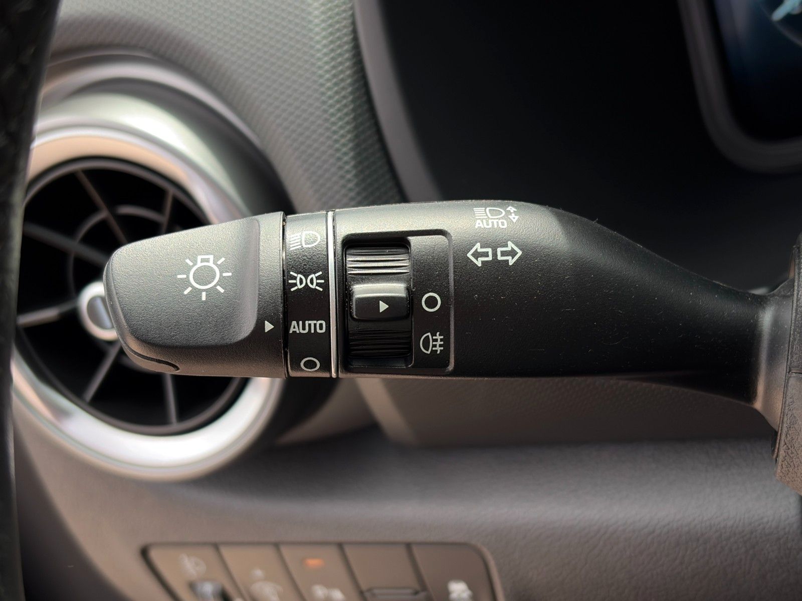 Fahrzeugabbildung Hyundai KONA E Trend ACC PDC CAM SHZ LHZ Navi CarPlay