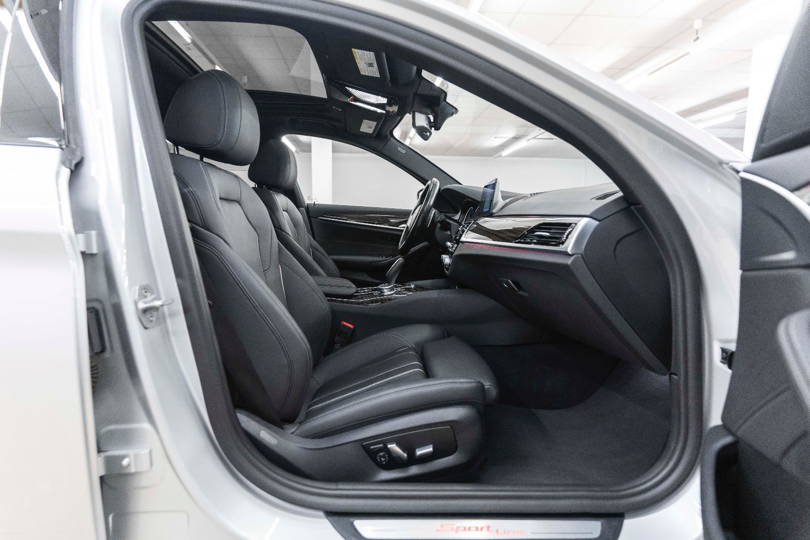 Fahrzeugabbildung BMW 530i xDrive M-Performance HUD LED KAM TOTW NAV