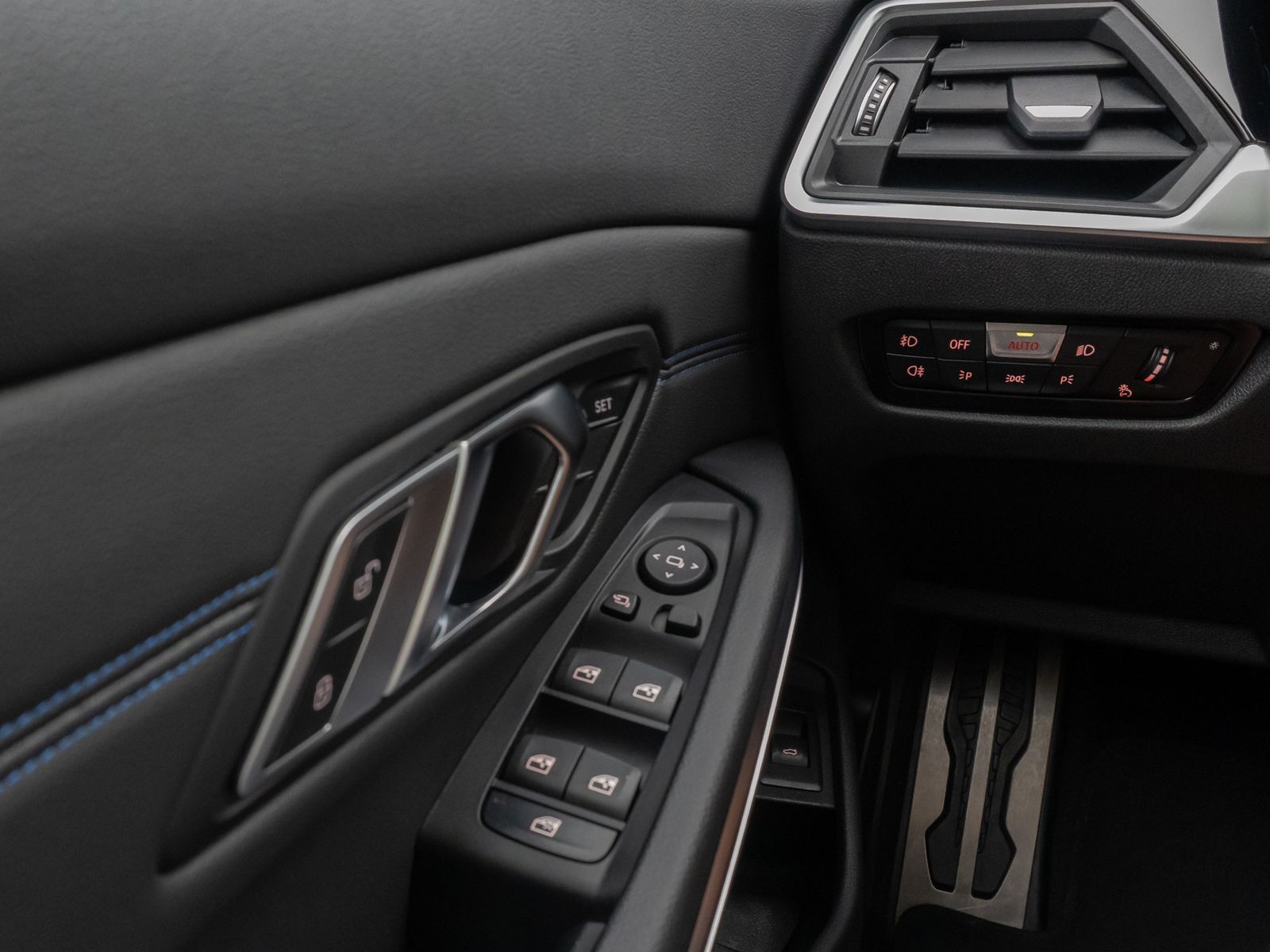 Fahrzeugabbildung BMW 330i M Sport Panorama Kamera DAB HiFi Komfort