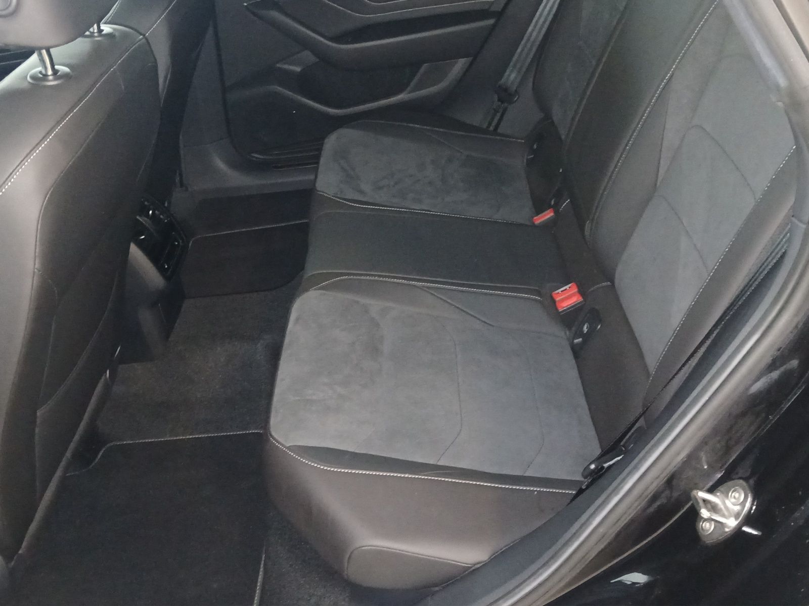 Fahrzeugabbildung Volkswagen Arteon SB TDI R-Line DSG Matrix Navi ACC AHK SHZ