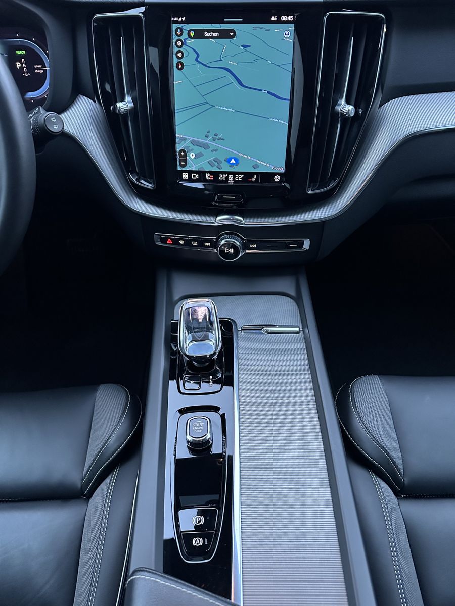 Fahrzeugabbildung Volvo XC60 T6 AWD Recharge Plus Dark NAV+LED+VCOCK+KAM