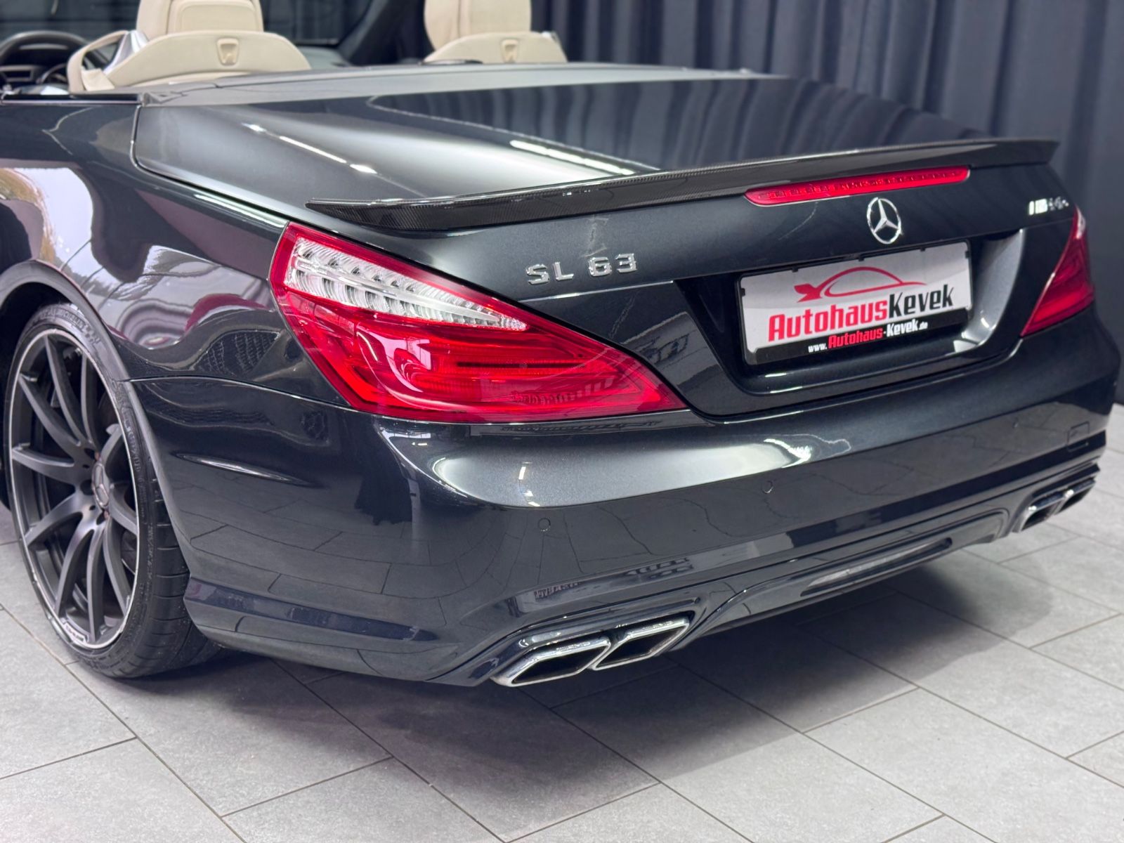 Fahrzeugabbildung Mercedes-Benz SL 63 AMG|PERFORMANCE PACKAGE|MASSAGE|H/K|VOLL