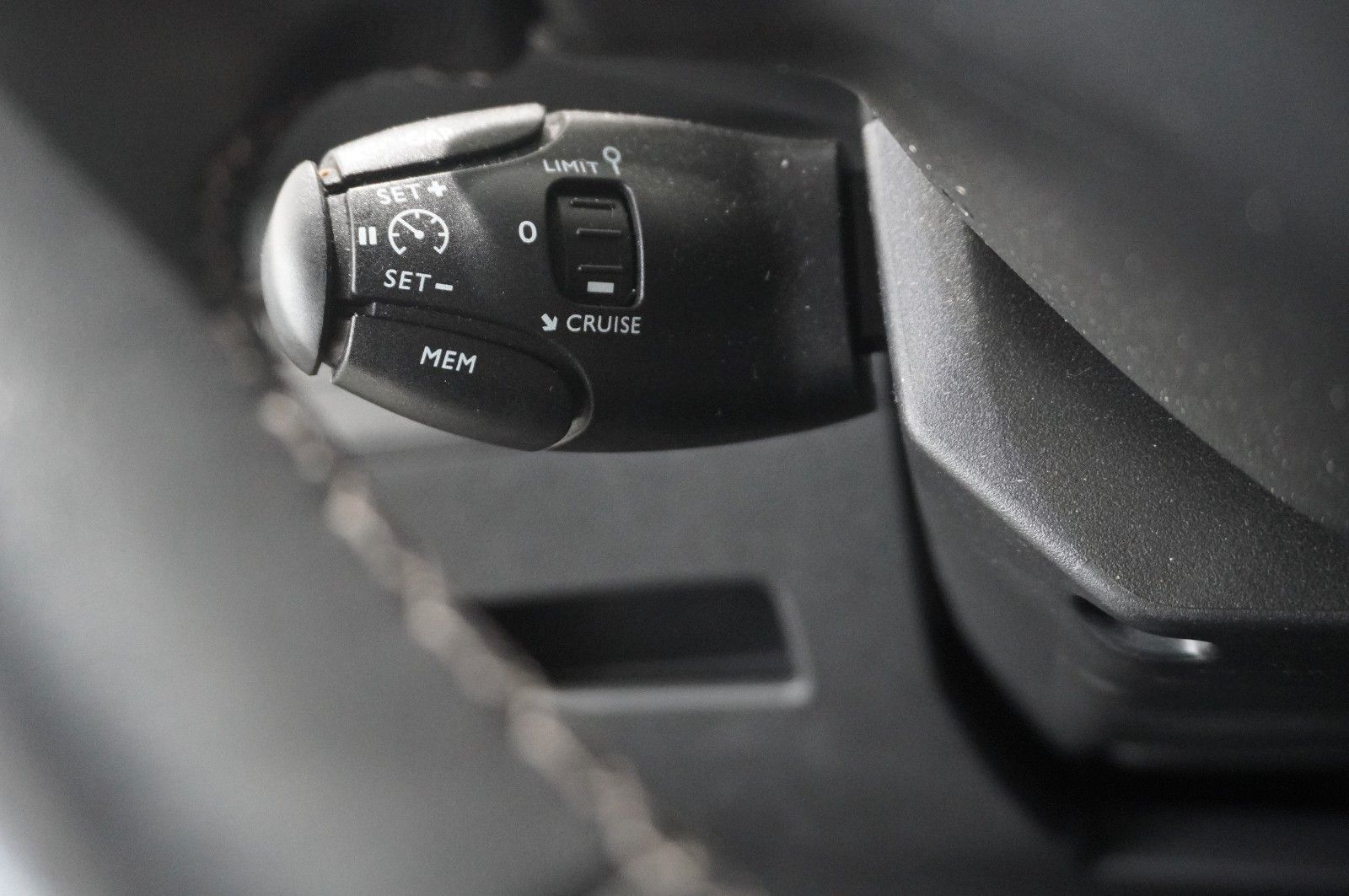 Fahrzeugabbildung Peugeot 5008 1.6D ALLURE 7-SITZER NAVI/KAMERA/SHZ/SPORT