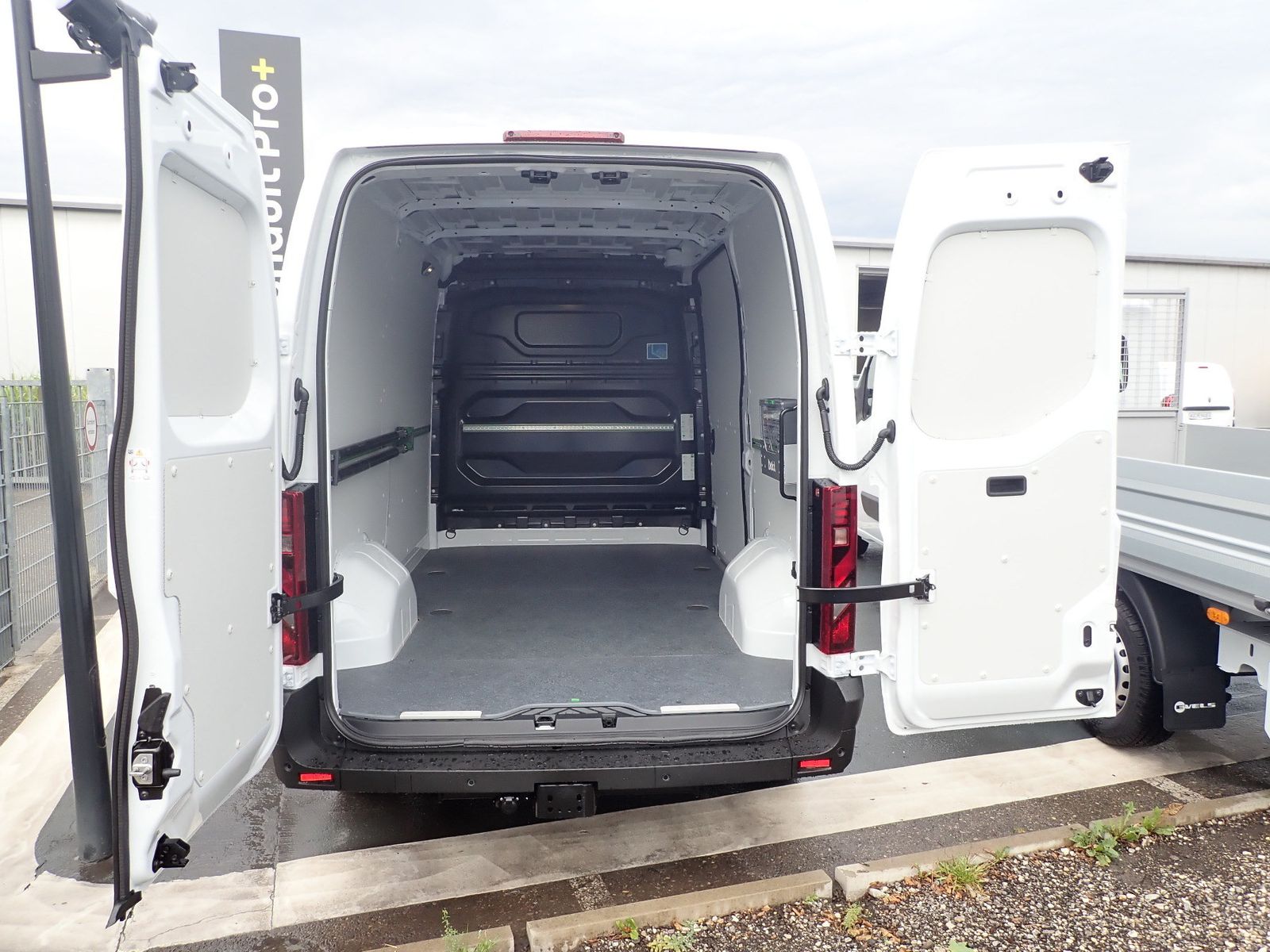 Fahrzeugabbildung Renault Master Kastenwagen FWD Kasten extra L2H2 3,5t Bl