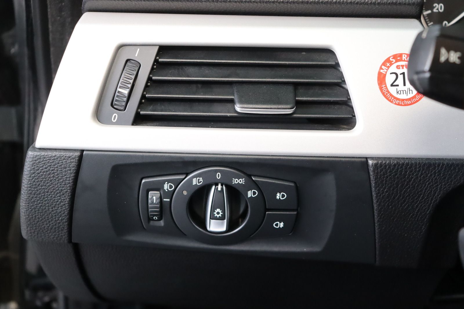 Fahrzeugabbildung BMW 320i touring * Sitzhzg. * Navi