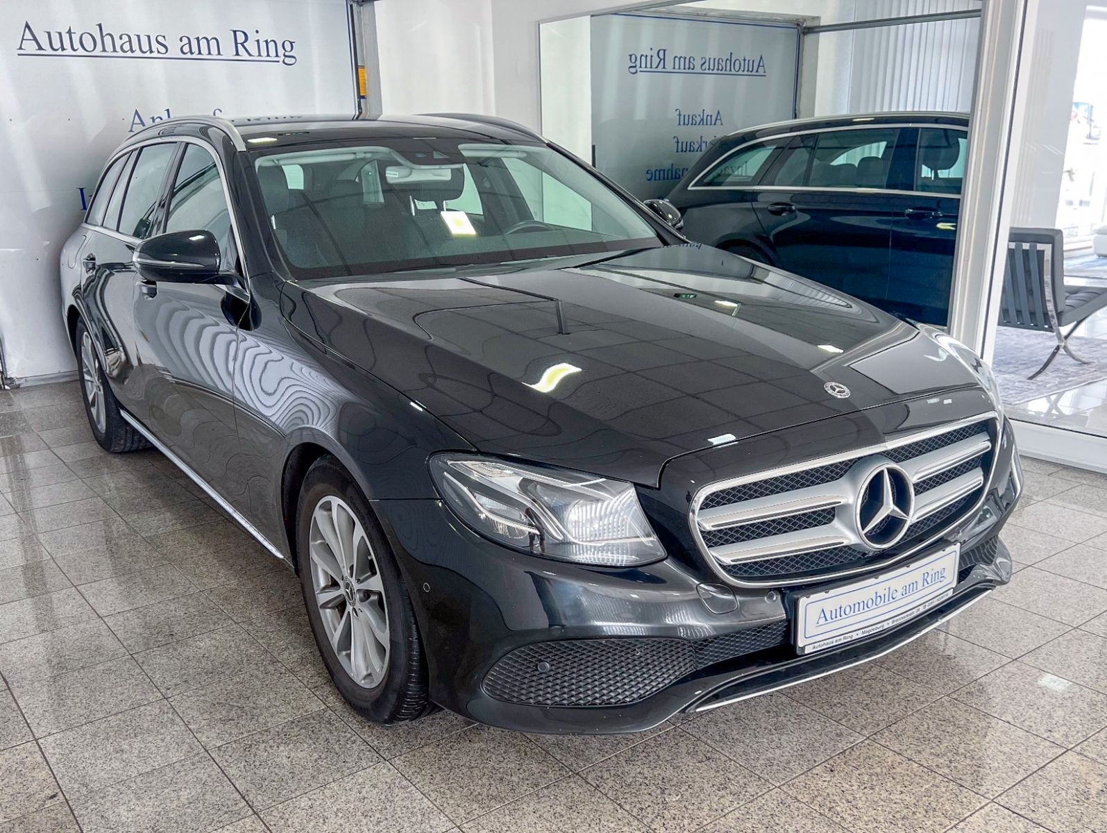 MERCEDES-BENZ E 200 T Avantgarde Navi Multibeam Kamera PDC!