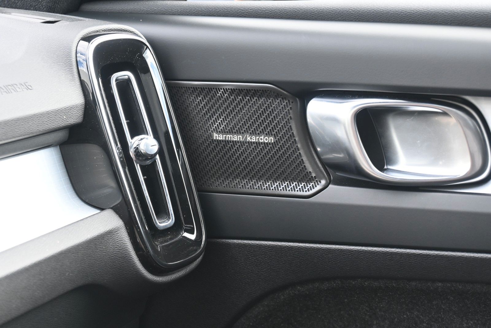 Fahrzeugabbildung Volvo XC40 B4 DKG Dark*PANO*STDHZG*360°*ACC*AHK*VOLL *
