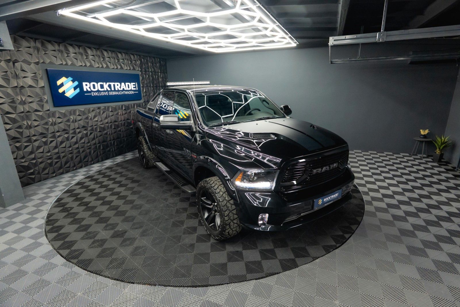 Fahrzeugabbildung Dodge RAM 5.7 V8 HEMI 4x4 OFFROAD Night-Paket LONG 19%