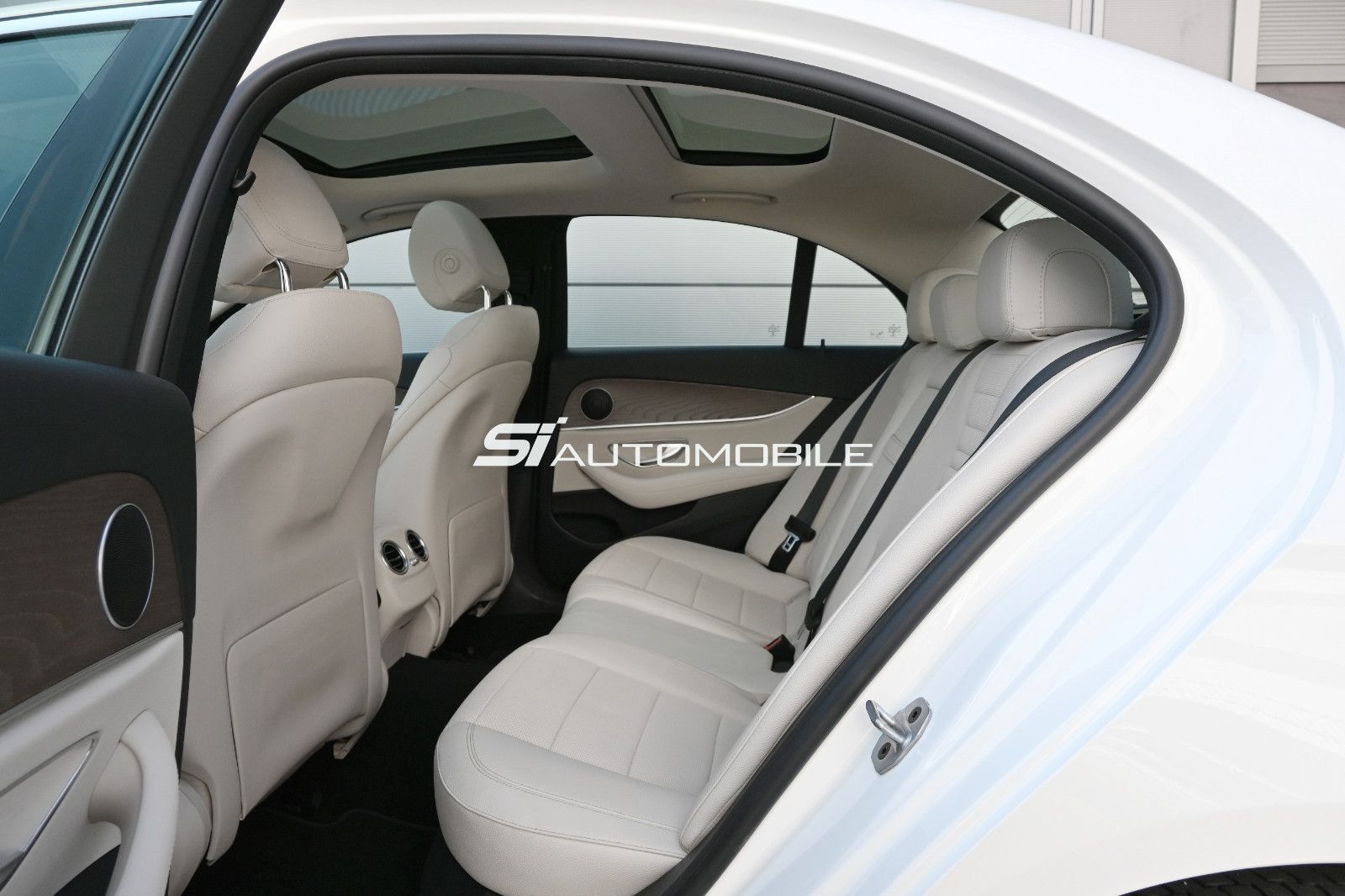 Fahrzeugabbildung Mercedes-Benz E 220 d 4MATIC Exclusive °AHK°PANO°STANDHEIZUNG°