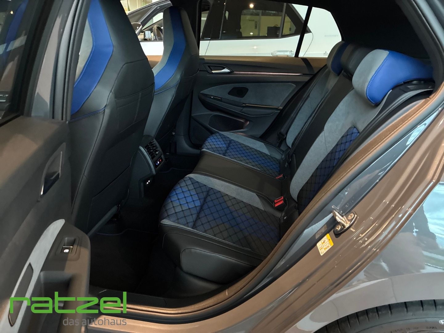 Fahrzeugabbildung Volkswagen Golf R Performance Paket+NAVI+AHK+LED+Harman