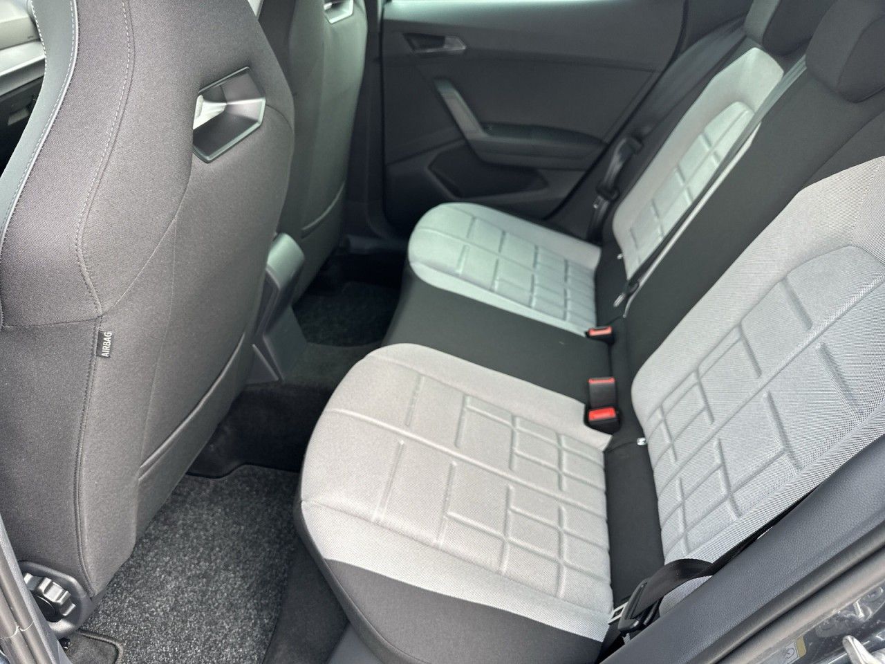 Fahrzeugabbildung SEAT Arona FR 1.0 TSI 116 PS 6-Gang - mit KI generiert/bearbeitet