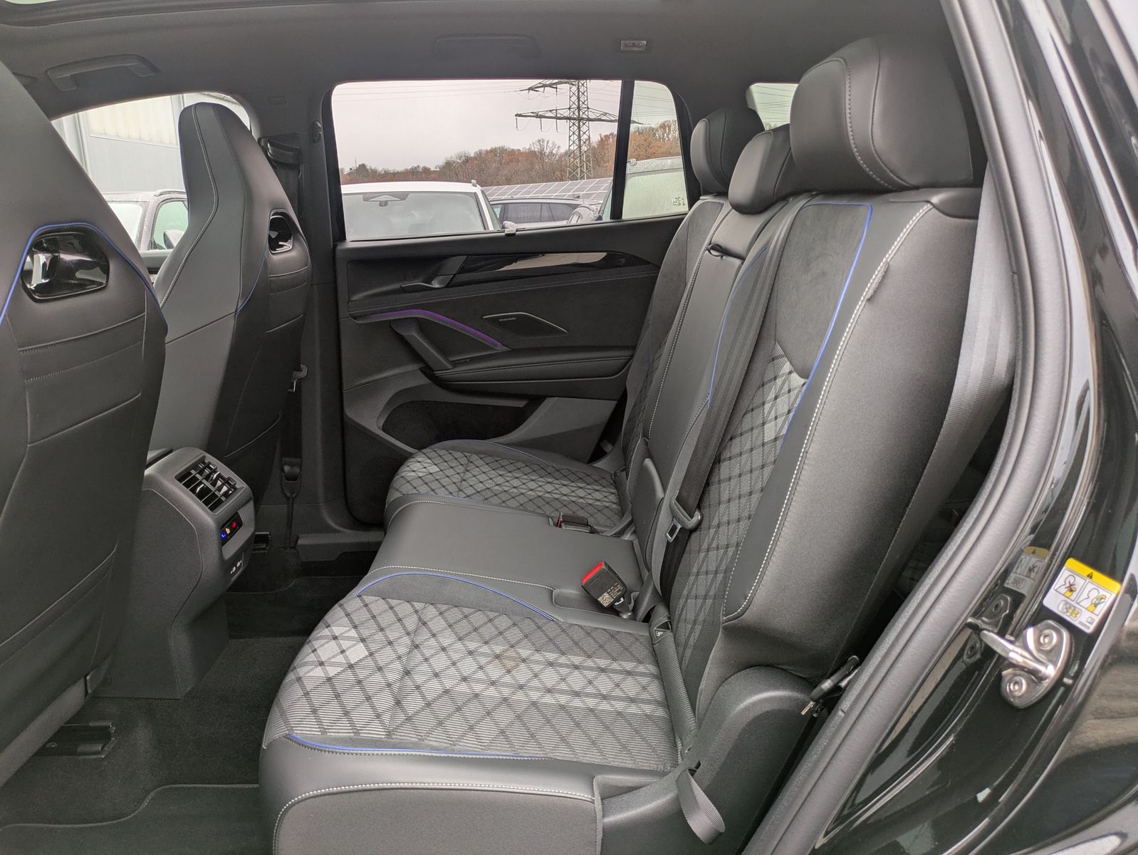 Fahrzeugabbildung Volkswagen Tayron 2.0 TDI 4M R-Line BLACK*7Si*MATRIX*PANO