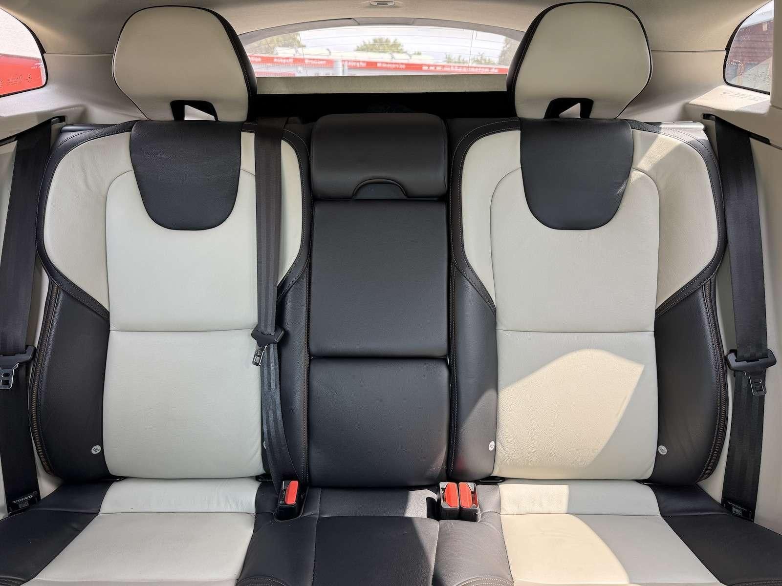 Fahrzeugabbildung Volvo V40 Cross Country T5 AWD/Navi/Xenon/StandHz 1...