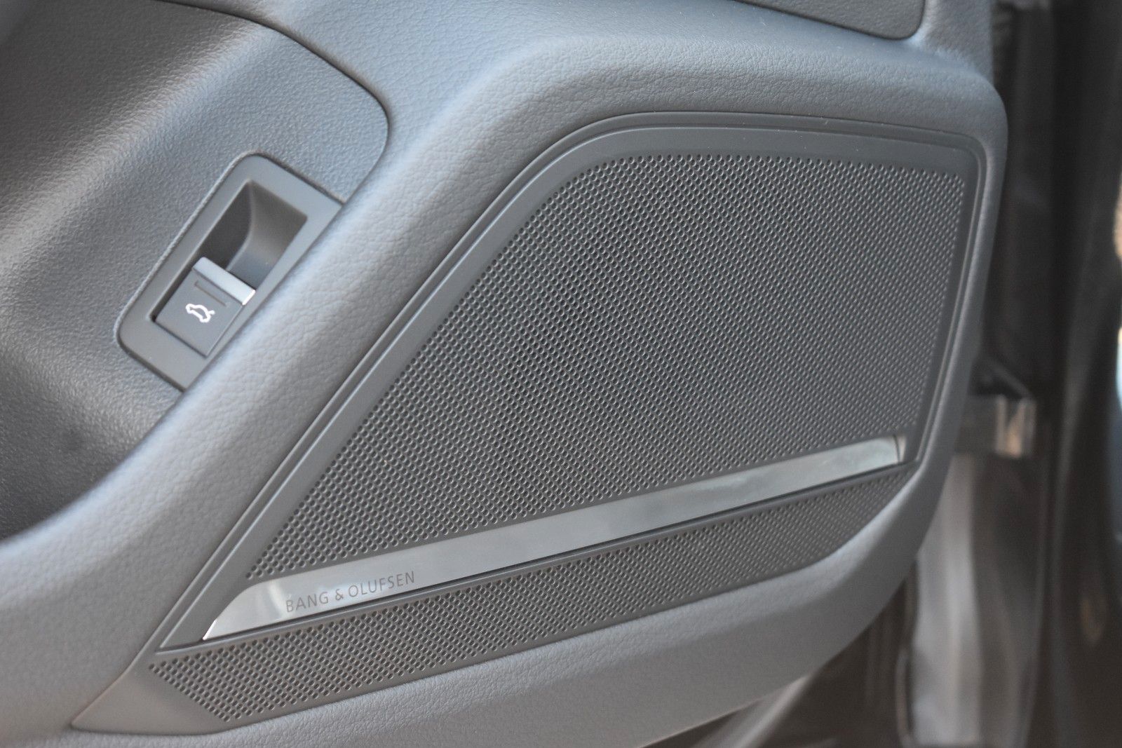 Fahrzeugabbildung Audi A6 55 TFSI quattro sport HUD Pano Standh. Nachts