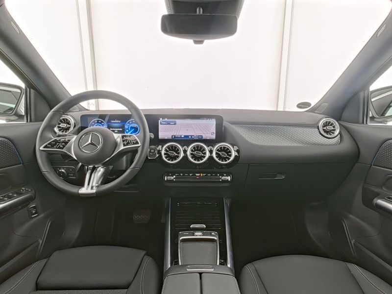 Fahrzeugabbildung Mercedes-Benz EQA 300 4M BONUS+ALLRAD+STNDH+VERKZ.AS+LHZ+CARPL