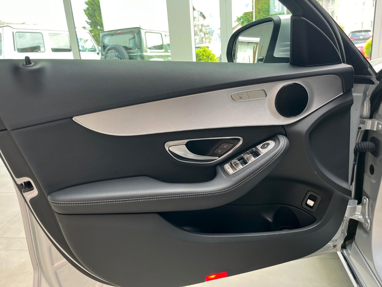 Fahrzeugabbildung Mercedes-Benz C 180 CGI Avantgarde*Schiebedach*LED*Navi*PDC*