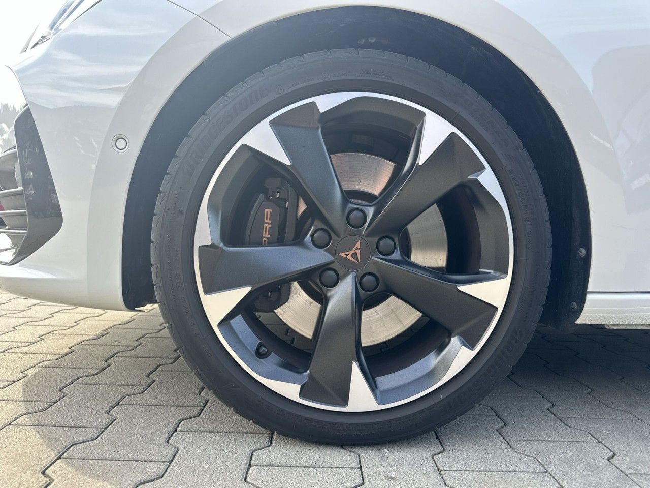 Fahrzeugabbildung CUPRA Leon Sportstourer 2.0 TSI 245 PS DSG - mit KI generiert/bearbeitet