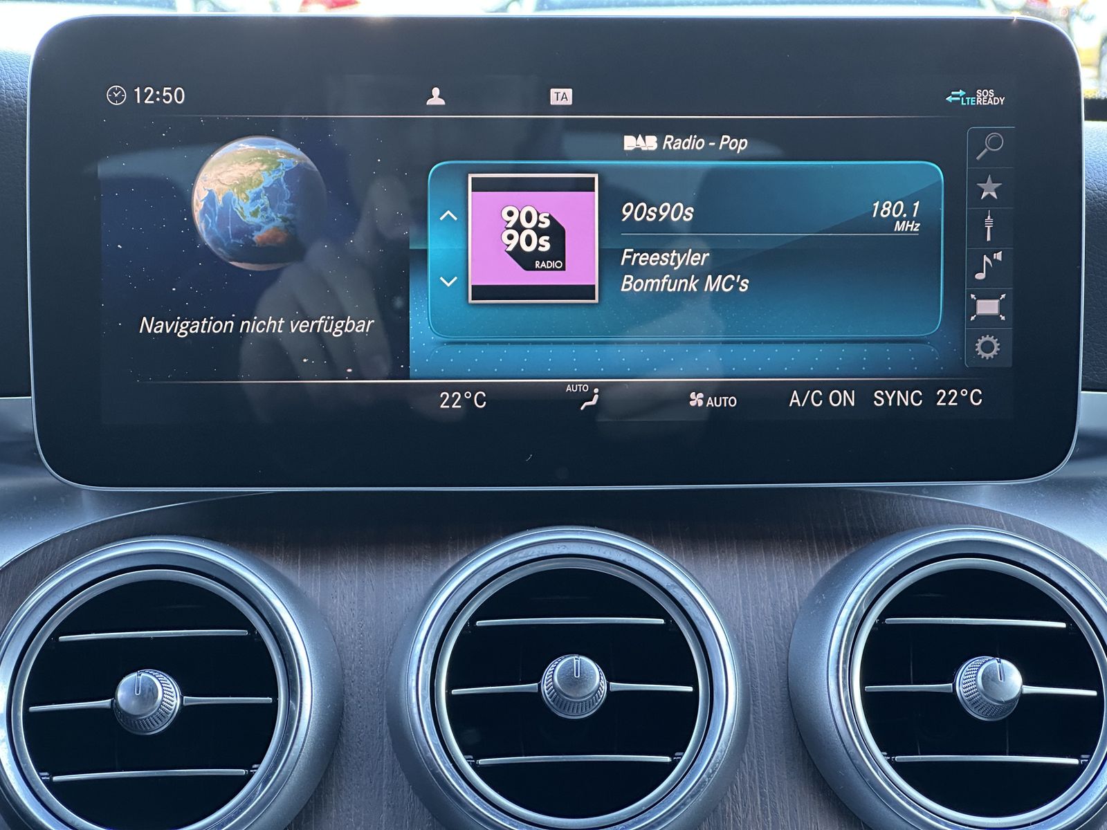 Fahrzeugabbildung Mercedes-Benz C 300 T AMG-Line NAV+LED+AHK+BURMESTER+DISTRONIC